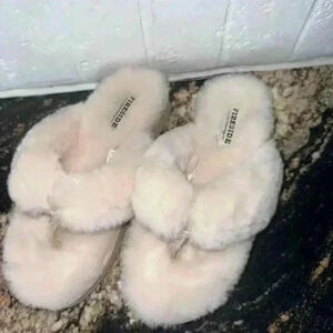 Beautiful cream colored Women's Fireside Slippers, Size 6 Woman.